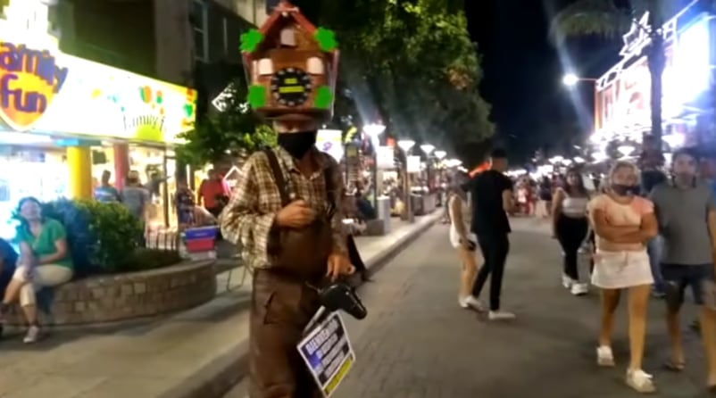 El hombre Cu-Cú, siempre presente en la peatonal de Carlos Paz.