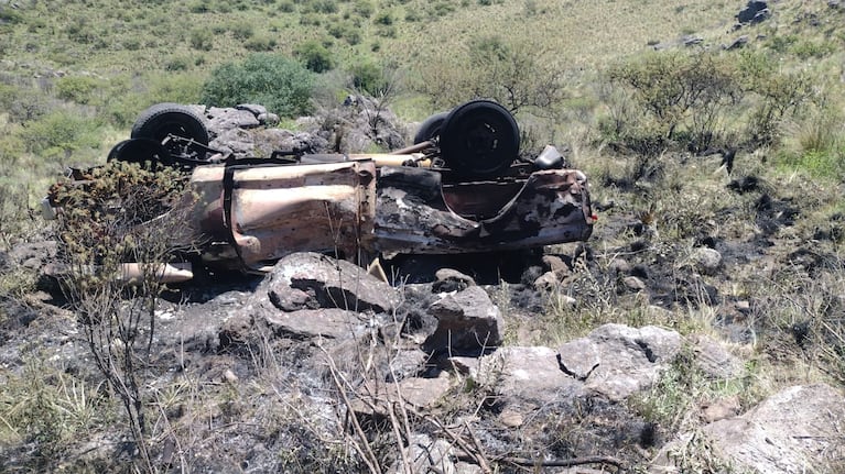 El hombre de 90 años desbarrancó su camioneta y murió calcinado.