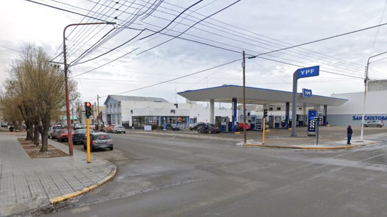 El hombre dejó el auto estacionado con la nena adentro y se fue al boliche.