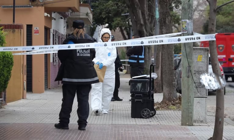 El hombre dejó una carta después de asesinar con un arma blanca a su esposa.