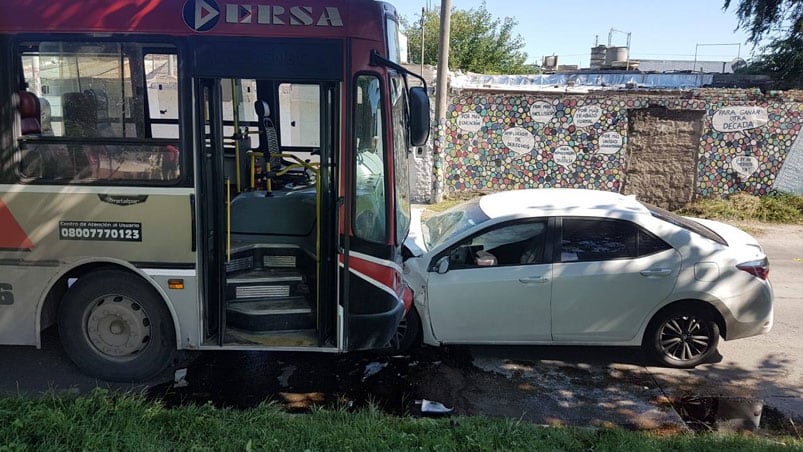 El hombre del auto fue trasladado al hospital Privado.