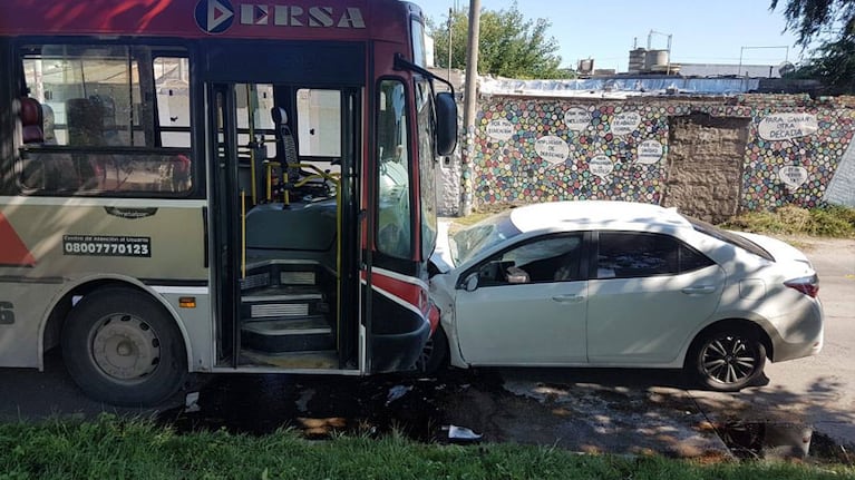 El hombre del auto fue trasladado al hospital Privado.