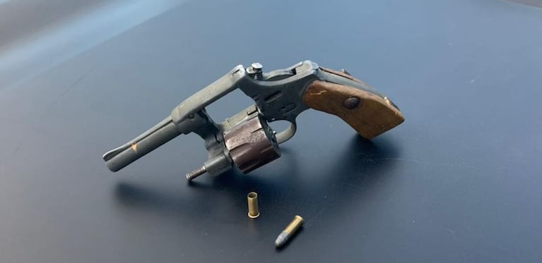 El hombre descartó el arma mientras huía de la Policía.