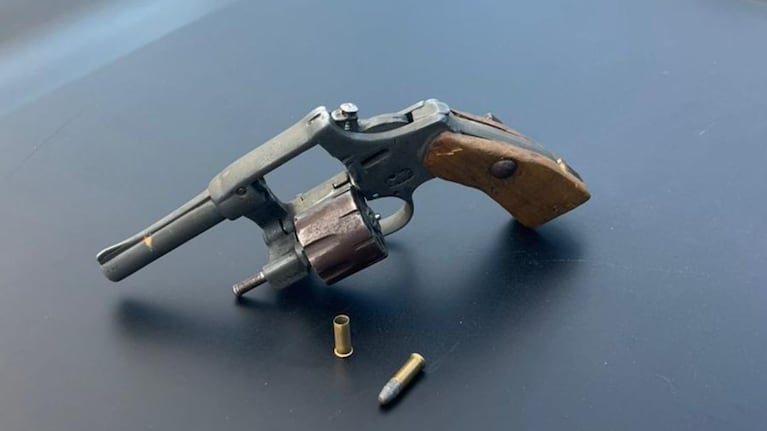 El hombre descartó el arma mientras huía de la Policía.