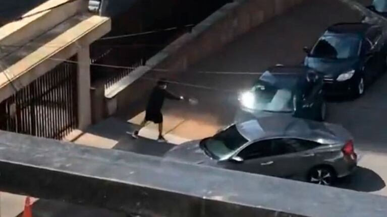 El hombre desenfundó un arma y empezó a los disparos contra el auto. (Captura video)