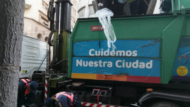 El hombre dormía dentro de un contenedor en pleno centro.