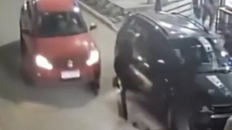 El hombre en auto rojo pasó por arriba al delincuente para frenar la secuencia.