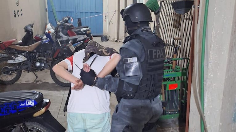 El hombre enterraba la droga en un baldío frente a su casa.