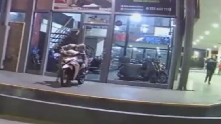 El hombre estaba a punto de encender el vehículo cuando fue descubierto.