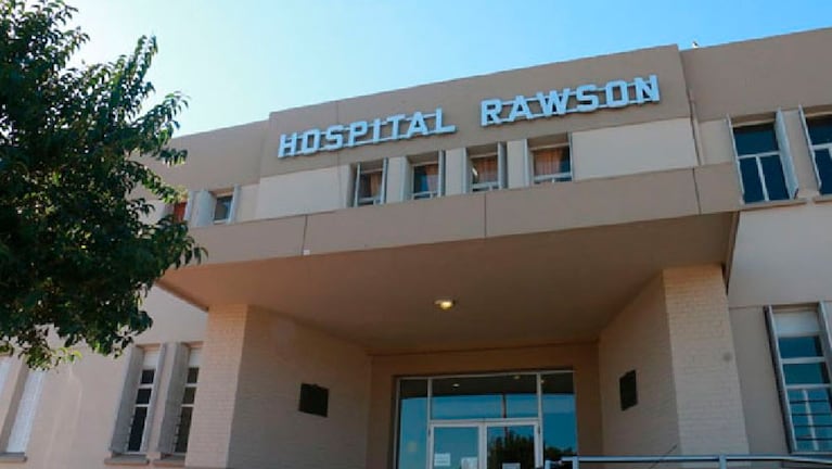 El hombre falleció en el Hospital Rawson: vecinos que estuvieron con él antes de morir aclararon datos.