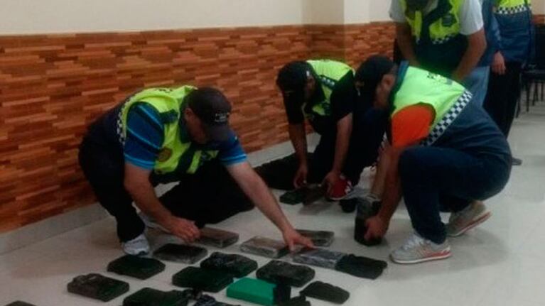 El hombre fue a arreglar el colectivo y se encontró con una gran sorpresa.