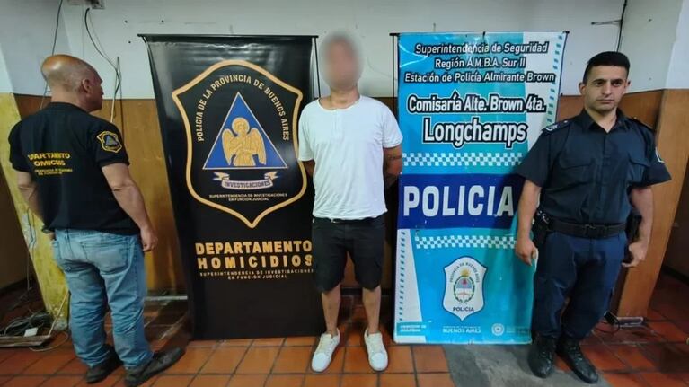 El hombre fue descubierto por las cámaras de seguridad.