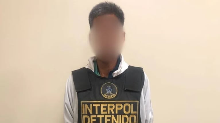 El hombre fue descubierto por una foto en su Facebook.