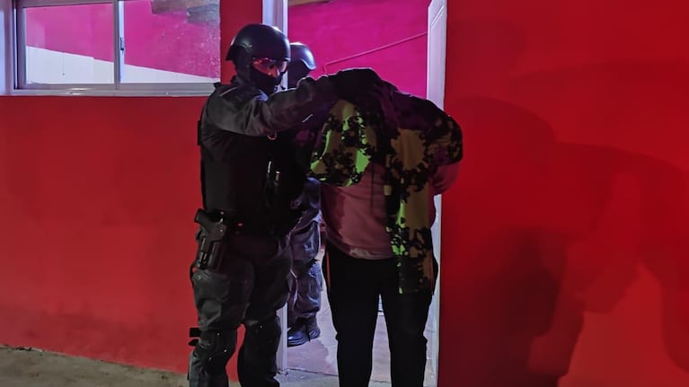 El hombre fue detenido a metros de un club local.