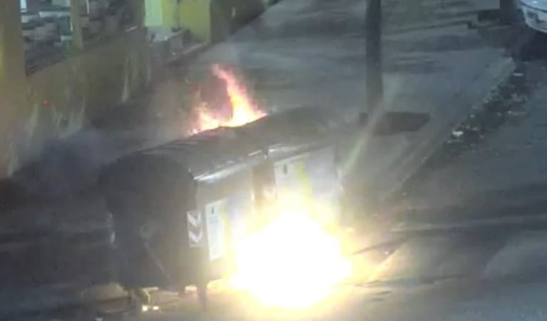 El hombre fue detenido a pocas cuadras de los contenedores incendiados.
