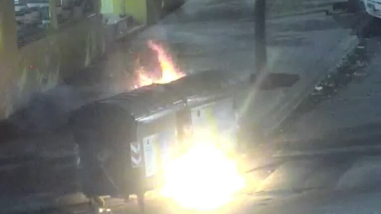 El hombre fue detenido a pocas cuadras de los contenedores incendiados.