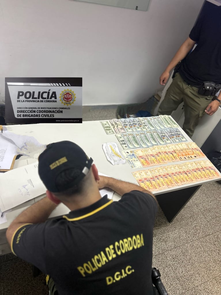 El hombre fue detenido con cerca de tres millones de pesos en su poder.