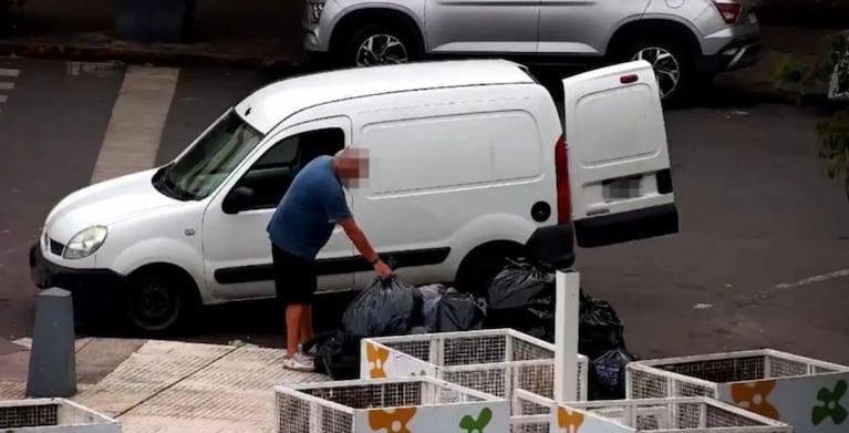 El hombre fue escrachado por las cámaras de la Municipalidad.