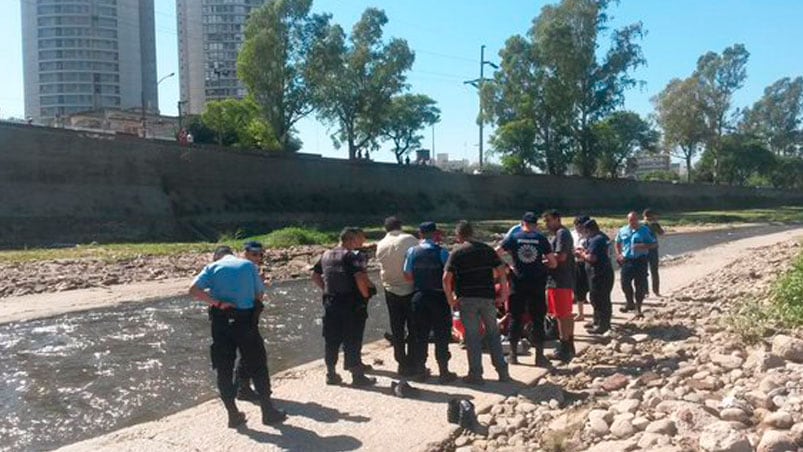 El hombre fue rescatado a la altura del puente Sarmiento. Foto: Leo Guevara