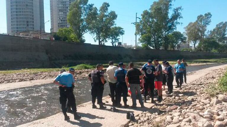 El hombre fue rescatado a la altura del puente Sarmiento. Foto: Leo Guevara