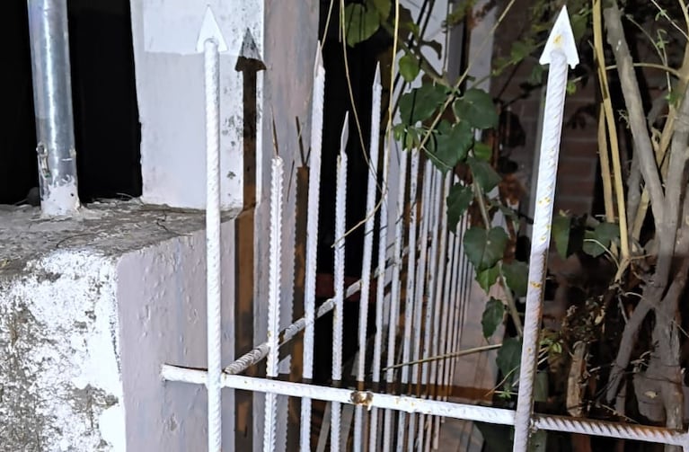 El hombre fue socorrido por vecinos de la cuadra.