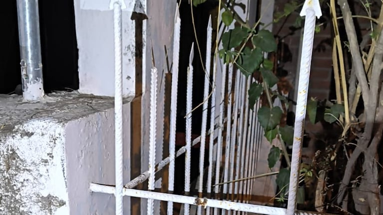 El hombre fue socorrido por vecinos de la cuadra.