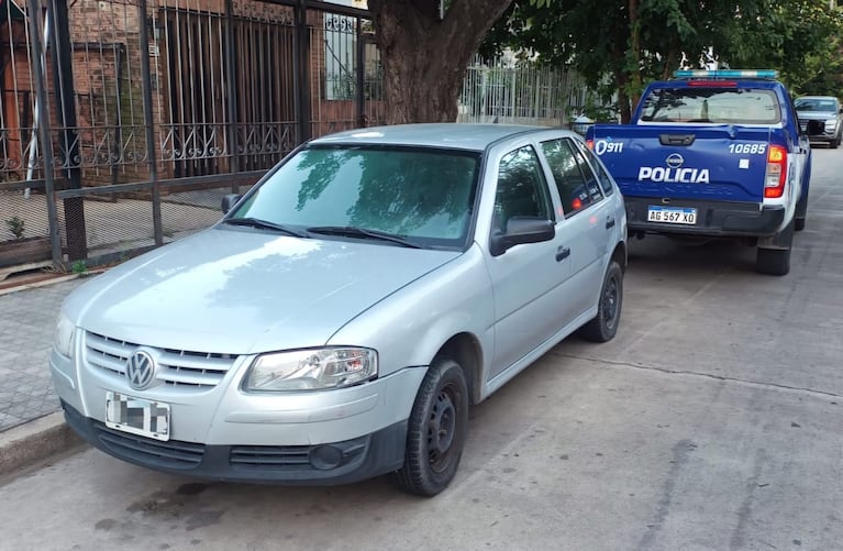 El hombre fue sorprendido por la Policía mientras dormía en un auto ajeno, rodeado de objetos robados.