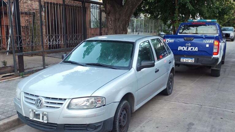 El hombre fue sorprendido por la Policía mientras dormía en un auto ajeno, rodeado de objetos robados.