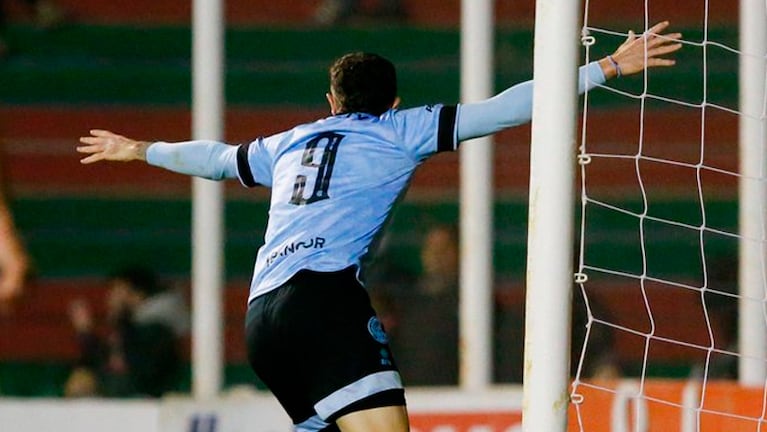 El hombre-gol de Belgrano puso otra vez la cabeza para el triunfo. (Foto: Prensa Belgrano)