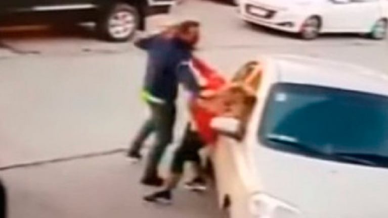 El hombre golpea a su ex pareja y se niega a entregarle su hija.