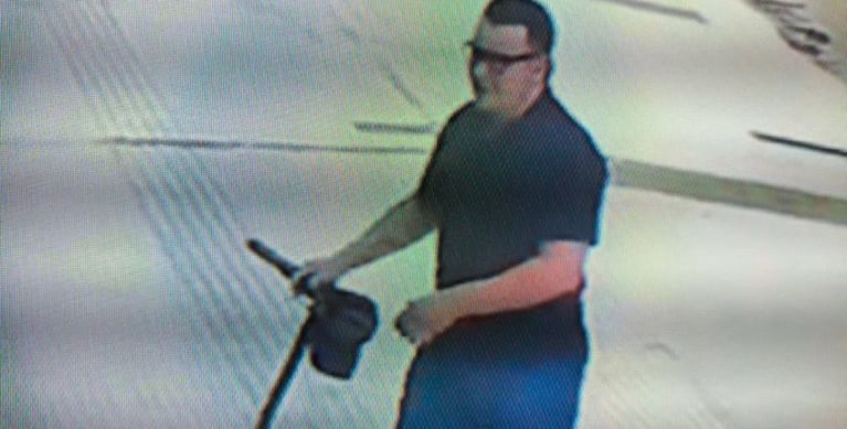 El hombre huyó del lugar a bordo de un monopatín.