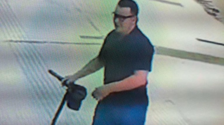 El hombre huyó del lugar a bordo de un monopatín.