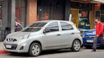 El hombre impactó contra un Nissan March y quedó tendido en la vereda. Foto: Julieta Pelayo/ElDoce.