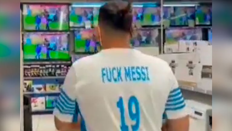 El hombre ingresó al local, insultó a Messi y al PSG y rompió varios televisores.