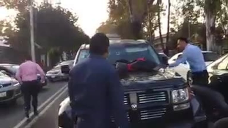 El hombre intenta bajar del auto al amante de su mujer.