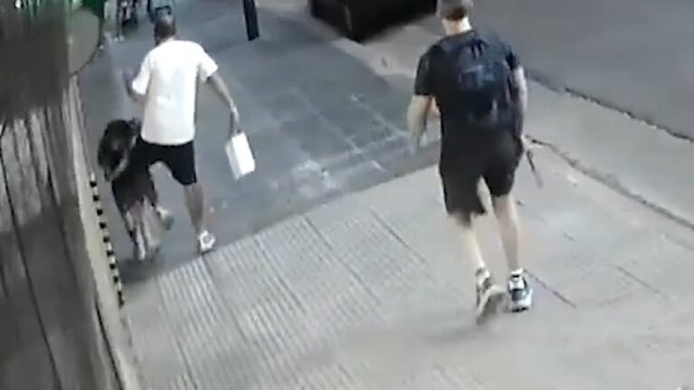 El hombre le propinó una patada sin motivo al cruzársela por la vereda.