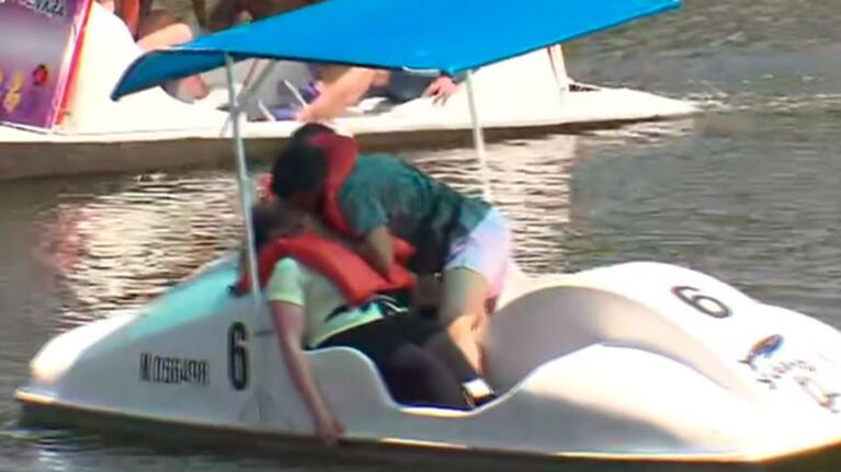 El hombre le salvó la vida a su mujer en medio del lago.