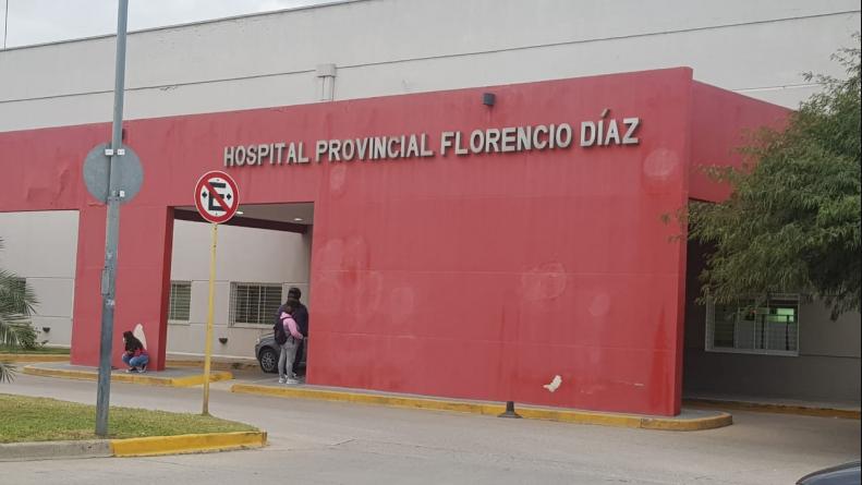 El hombre llegó al centro de salud con una importante herida en la cabeza.