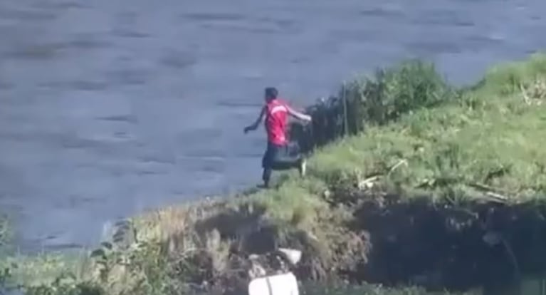 El hombre llegó corriendo y se lanzó al cauce del río.