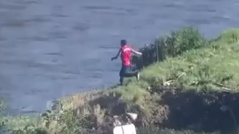 El hombre llegó corriendo y se lanzó al cauce del río.