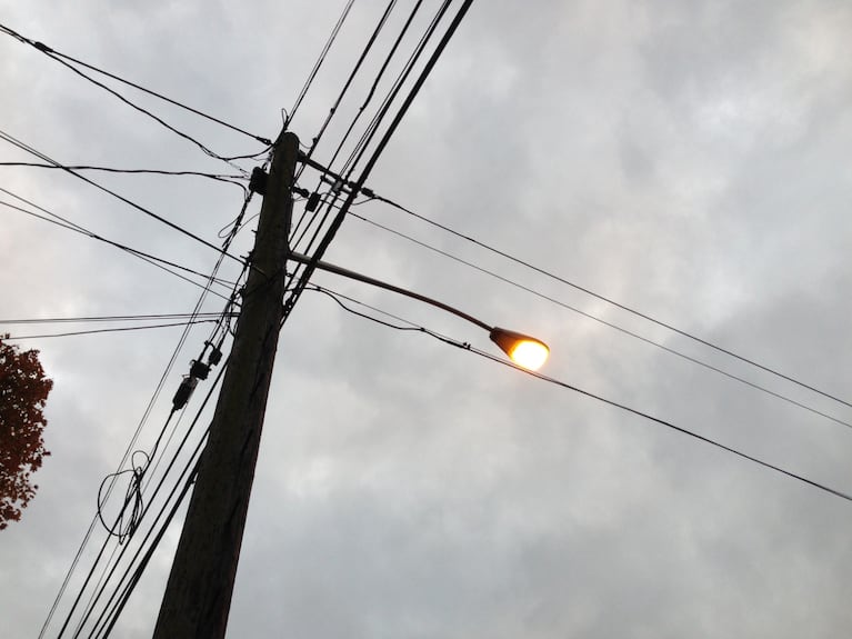 El hombre manipulaba cables de 15 metros de altura ( Imagen ilustrativa)