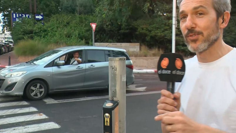 El hombre mostró su arma al grito de "Fuck Hamas".