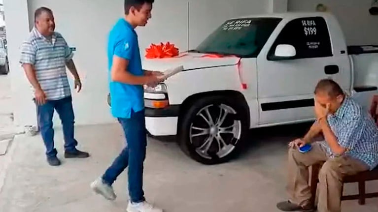 El hombre no aguantó la emoción y rompió en llanto.
