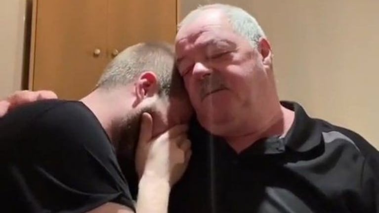 El hombre no pudo contener las lágrimas ante el gesto de su hijo.