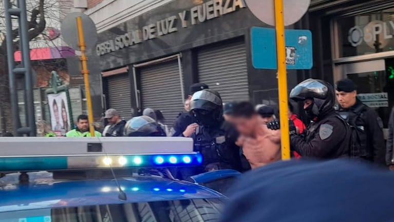 El hombre que agredió a la agente quedó detenido. Foto: Pablo Olivarez / ElDoce.tv