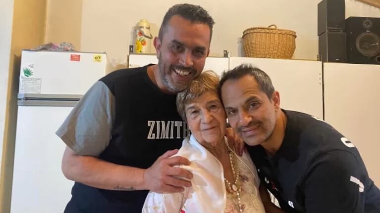 El hombre que busca la Justicia a la izquierda de su madre.