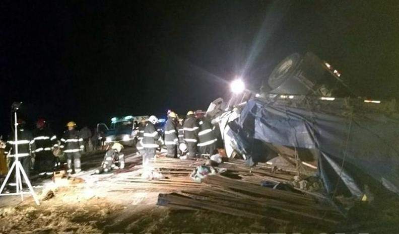 El hombre que había subido al camión que volcó contó detalles del fatídico hecho y agradeció la tarea de los bomberos.