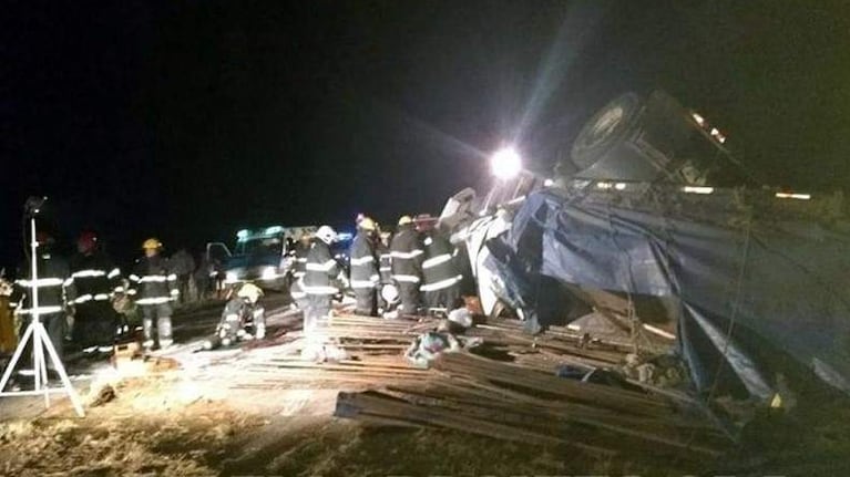 El hombre que había subido al camión que volcó contó detalles del fatídico hecho y agradeció la tarea de los bomberos.