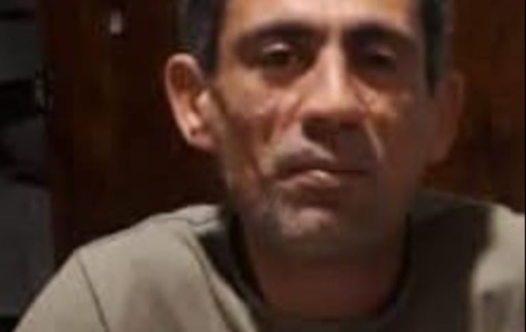 El hombre que quemó a su ex con ácido está prófugo: la familia de la víctima difundió su cara