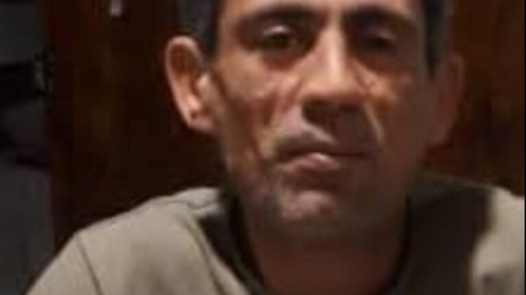 El hombre que quemó a su ex con ácido está prófugo: la familia de la víctima difundió su cara